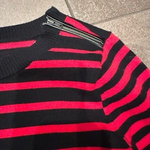 ❤️ EXPRESS M black & red crew neck sweater shoulder zipper